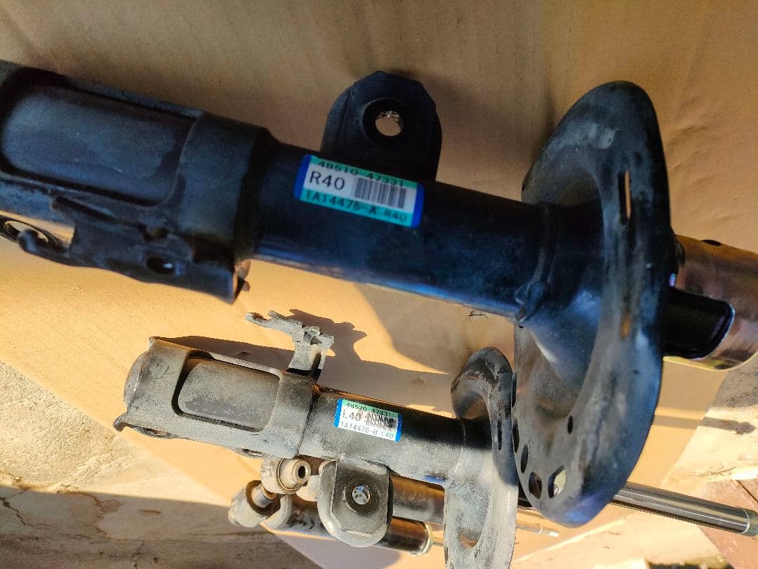 サスペンション ショックアブソーバー　中古品　プリウスα　ZVW41