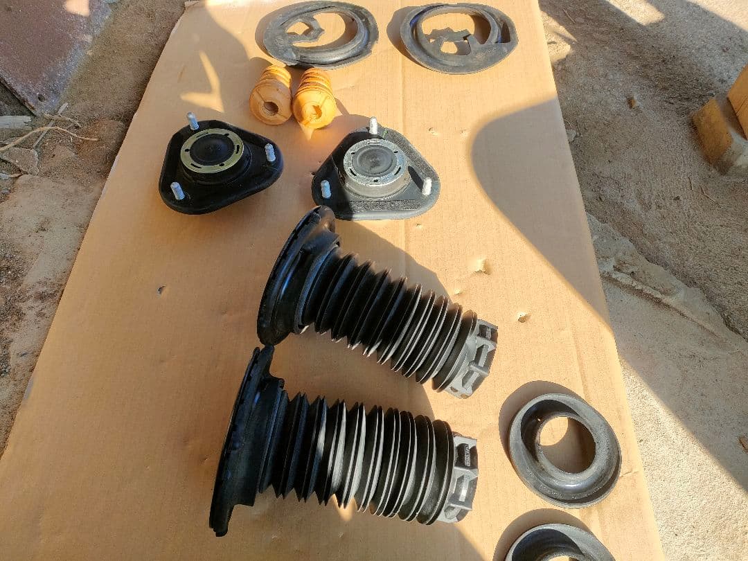 サスペンション ショックアブソーバー　中古品　プリウスα　ZVW41