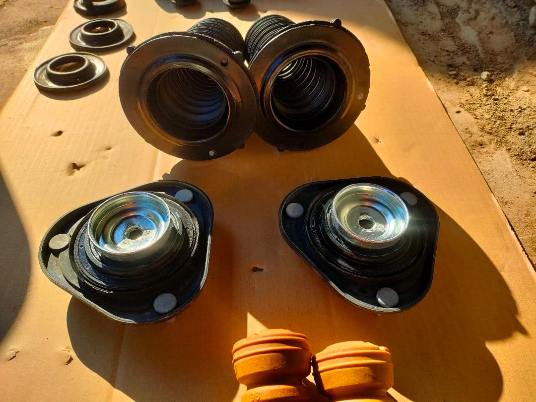 サスペンション ショックアブソーバー　中古品　プリウスα　ZVW41