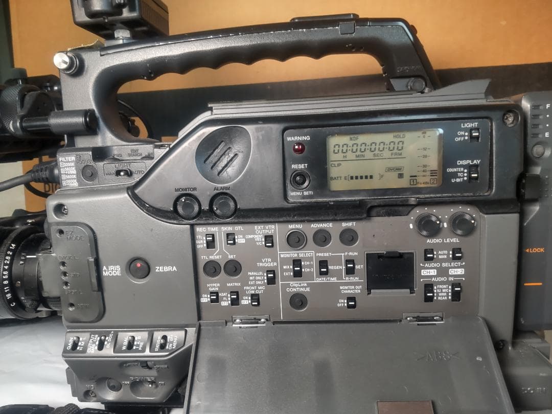 業務用　DVCAMカメラ　SONY DSR-300A