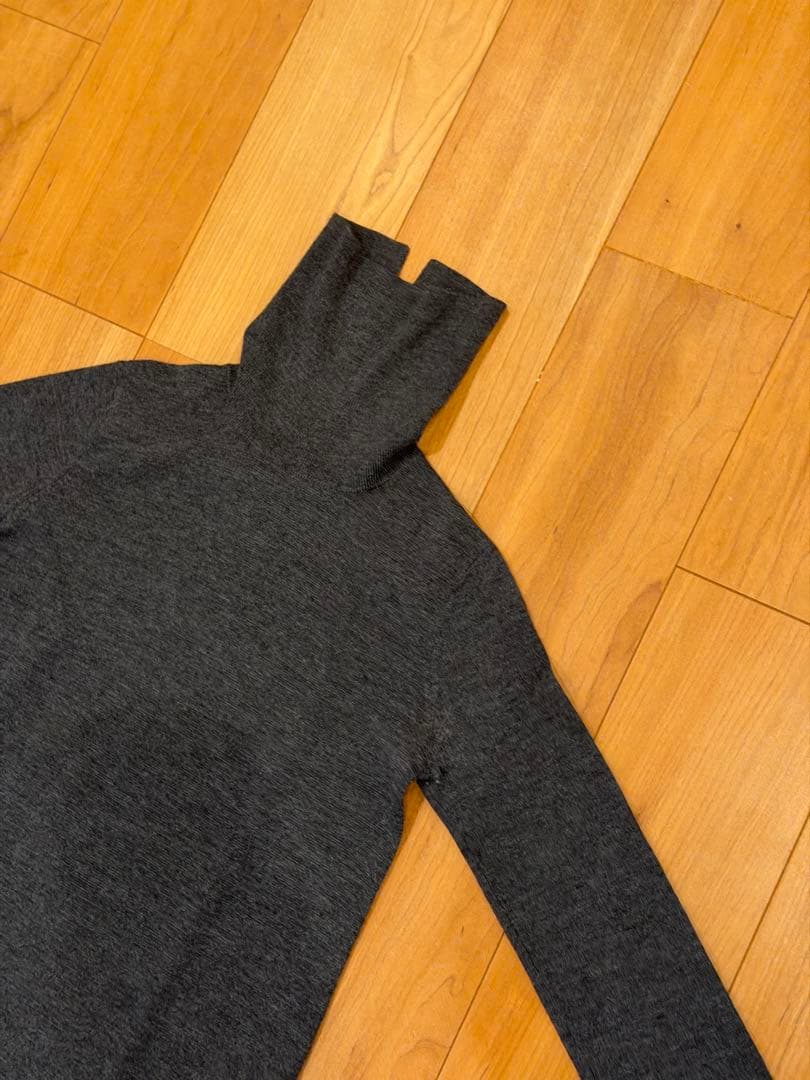 【美品】theory luxeタートルネックニットワンピース/38/チャコール