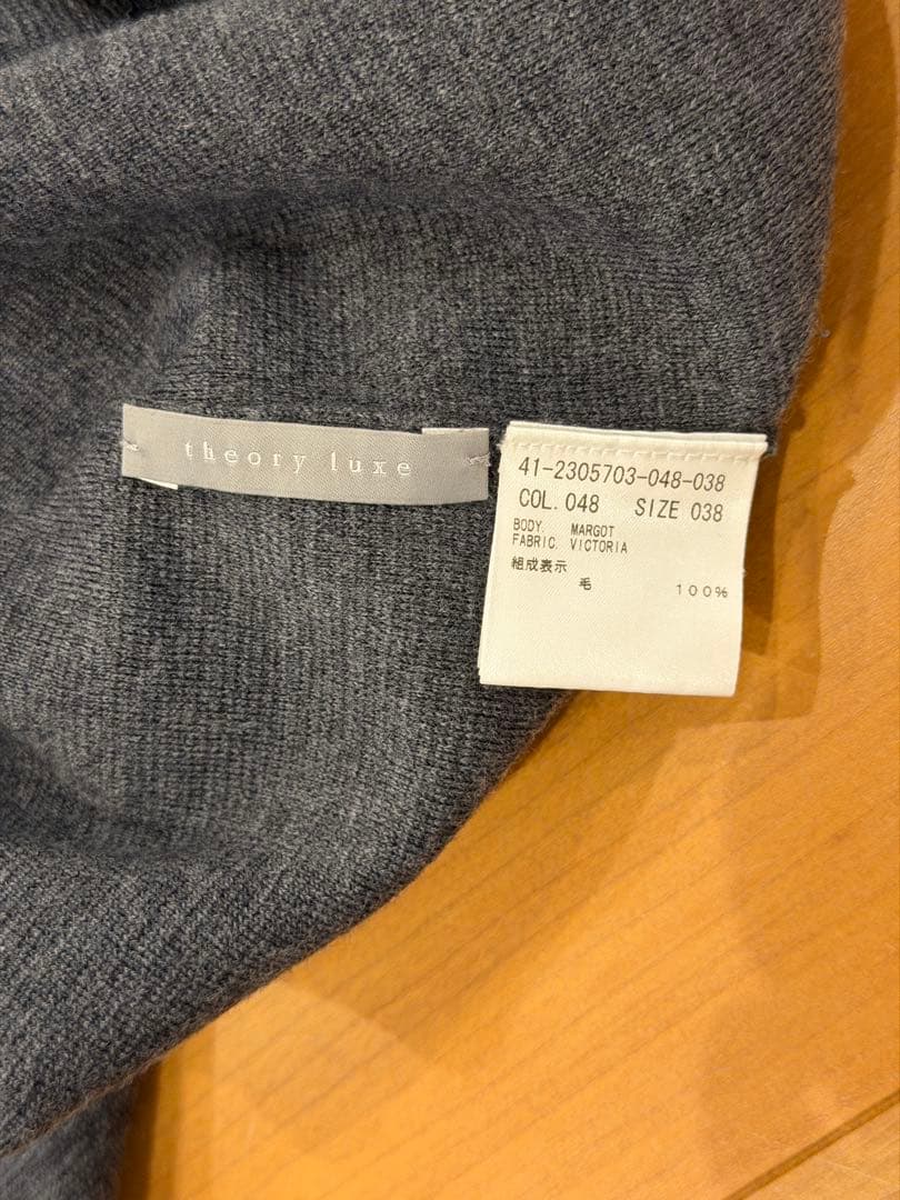 【美品】theory luxeタートルネックニットワンピース/38/チャコール
