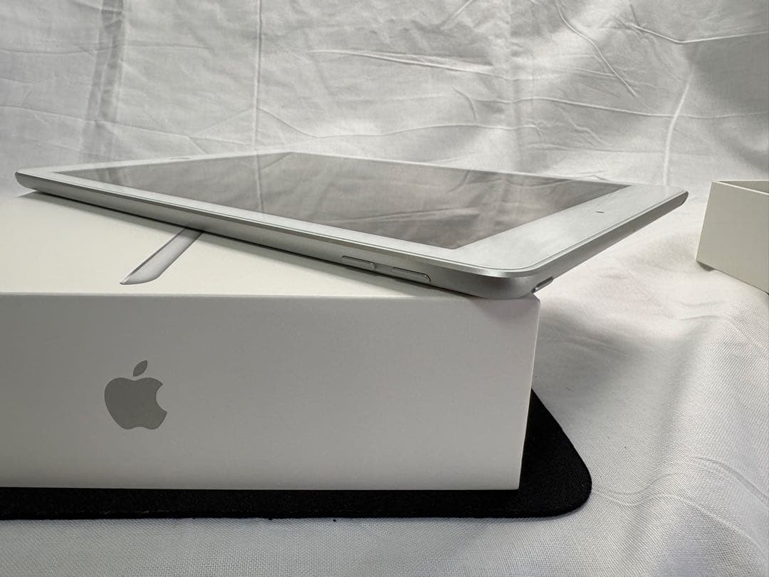 【美品】iPad 第6世代 128GB Wi-Fi シルバー（箱美品・おまけ付）