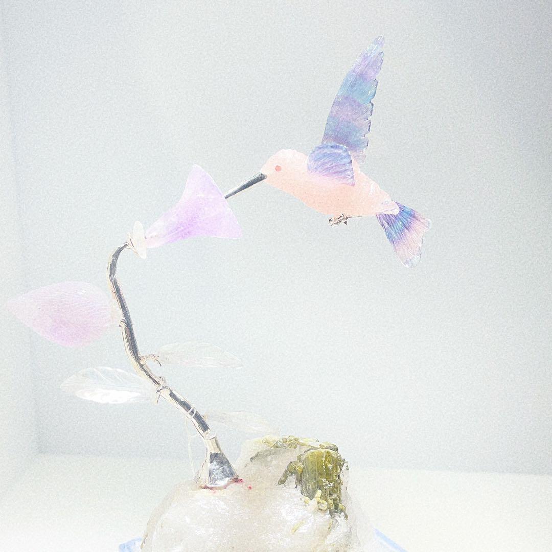 ハチドリ 紫の花付きグリーントルマリン台座ブラジル産NO25-.2366