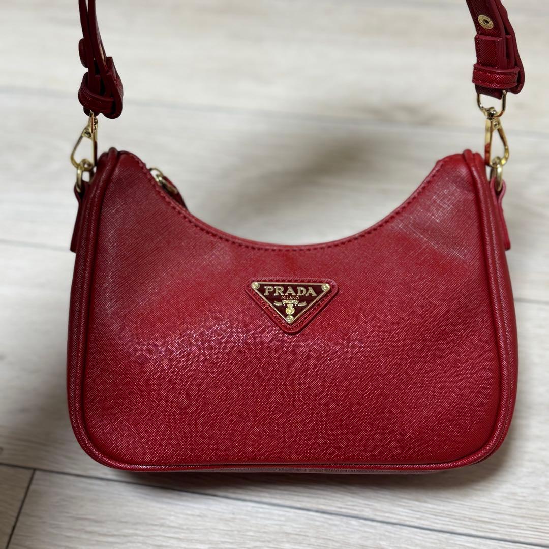 M*様 PRADA レッド ノベルティショルダーバッグ