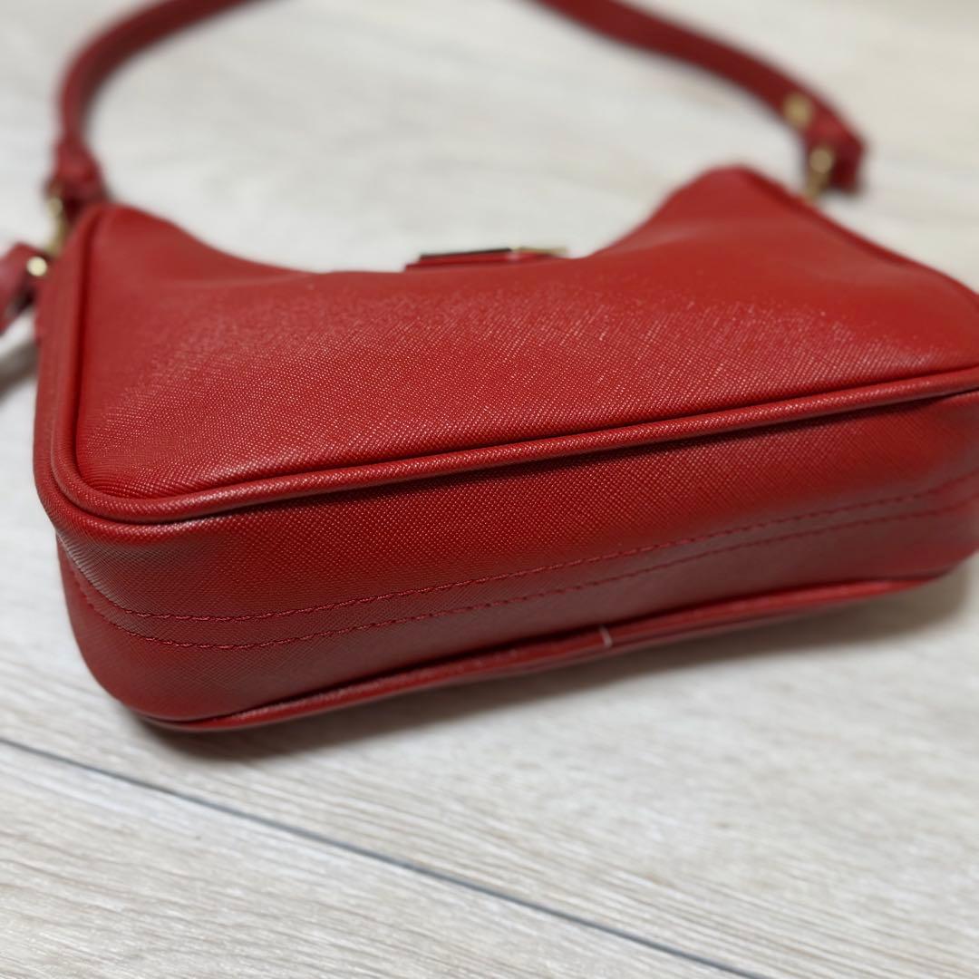 M*様 PRADA レッド ノベルティショルダーバッグ