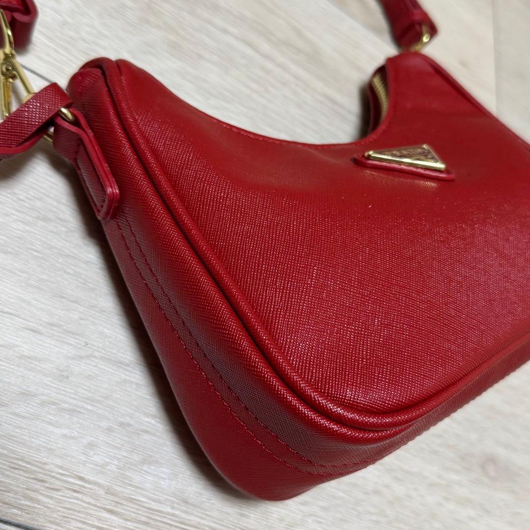 M*様 PRADA レッド ノベルティショルダーバッグ