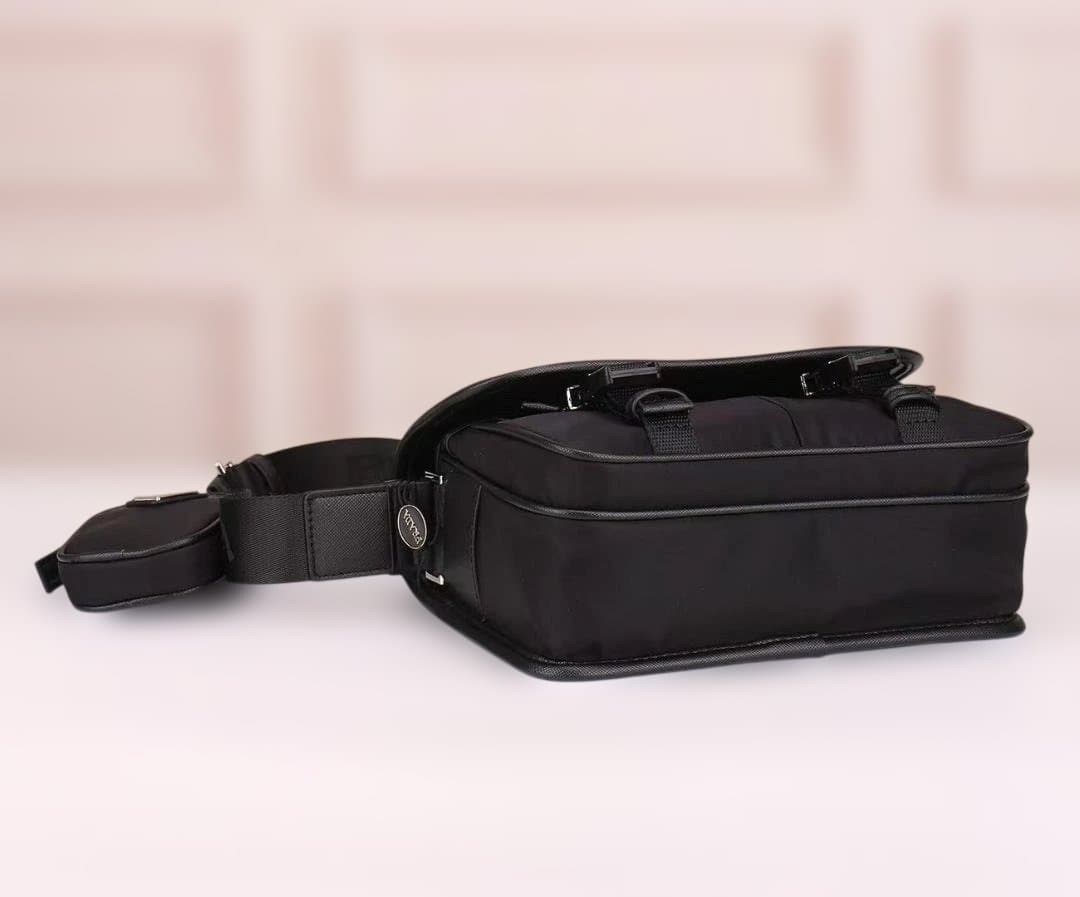 Re-Nylon ブラック メッセンジャーバッグ 2VD034