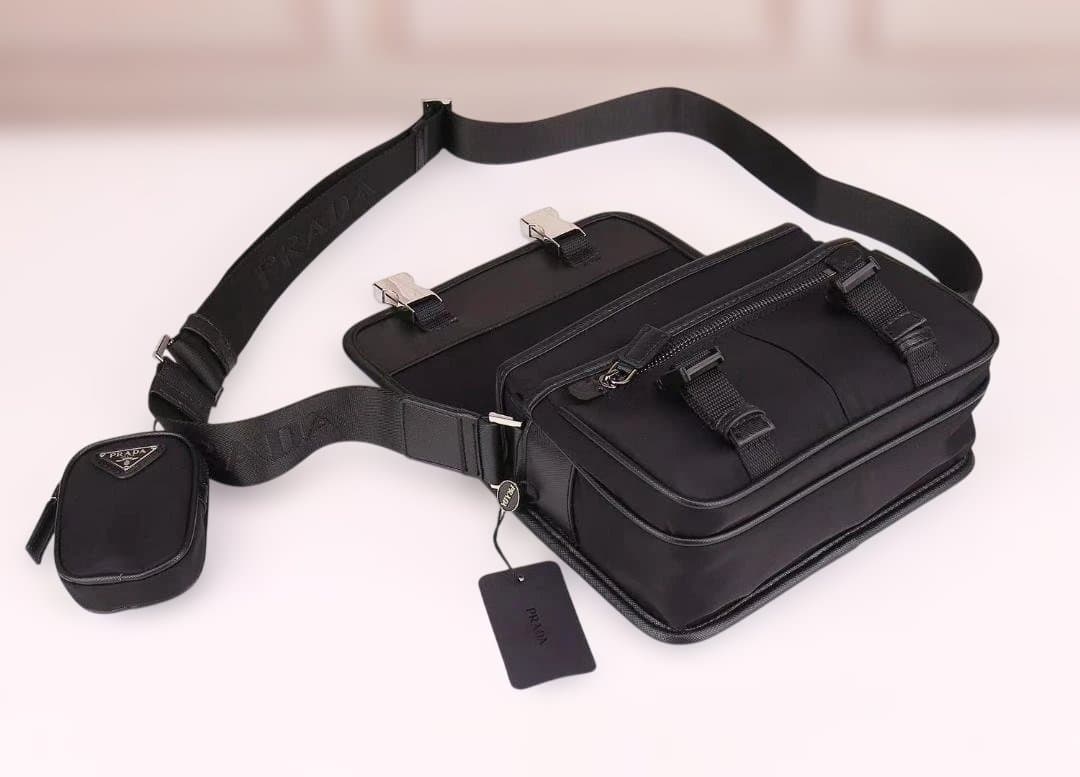 Re-Nylon ブラック メッセンジャーバッグ 2VD034