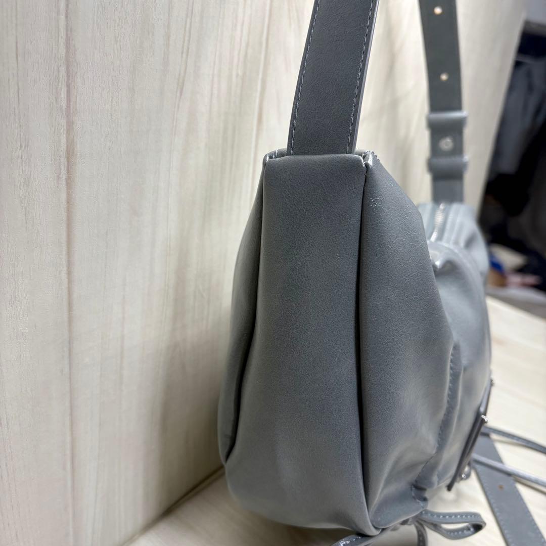 Matin Kim スモークブルー ショルダーバッグ