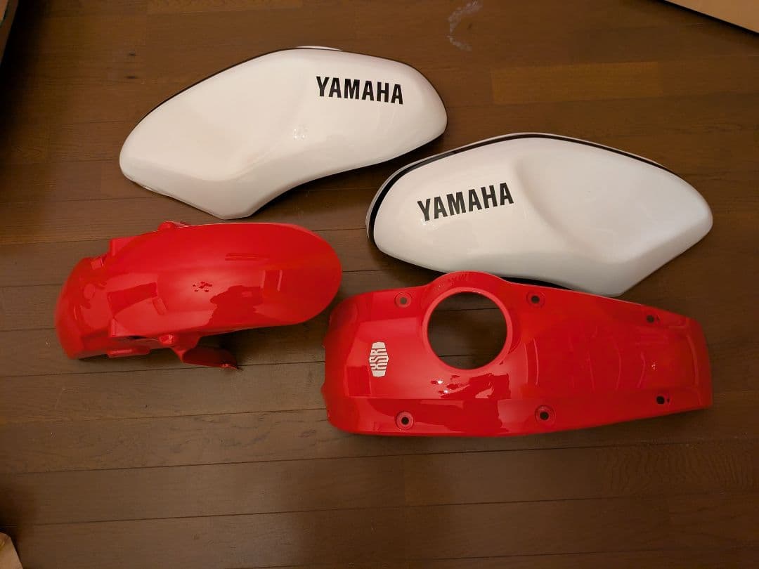 YAMAHA XSR900 タンクカバー 赤 白 4点セット