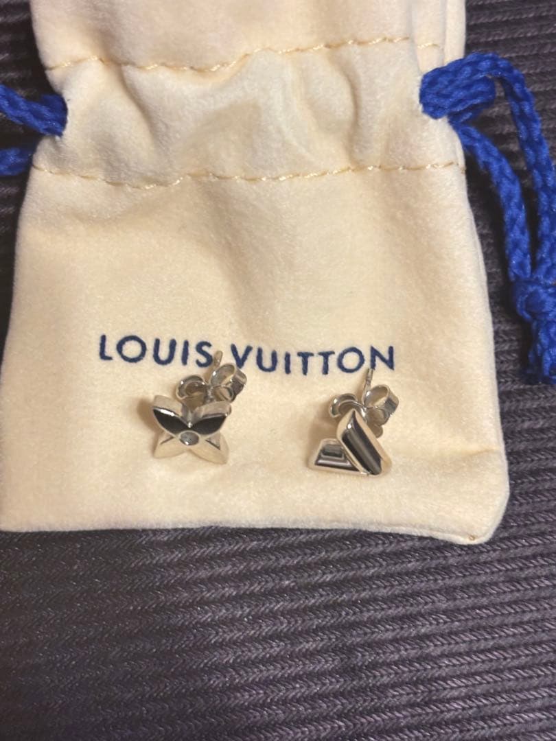 【正規品】VUITTON ネックレスチャーム　ピアス　エセンシャルv ブロッサム