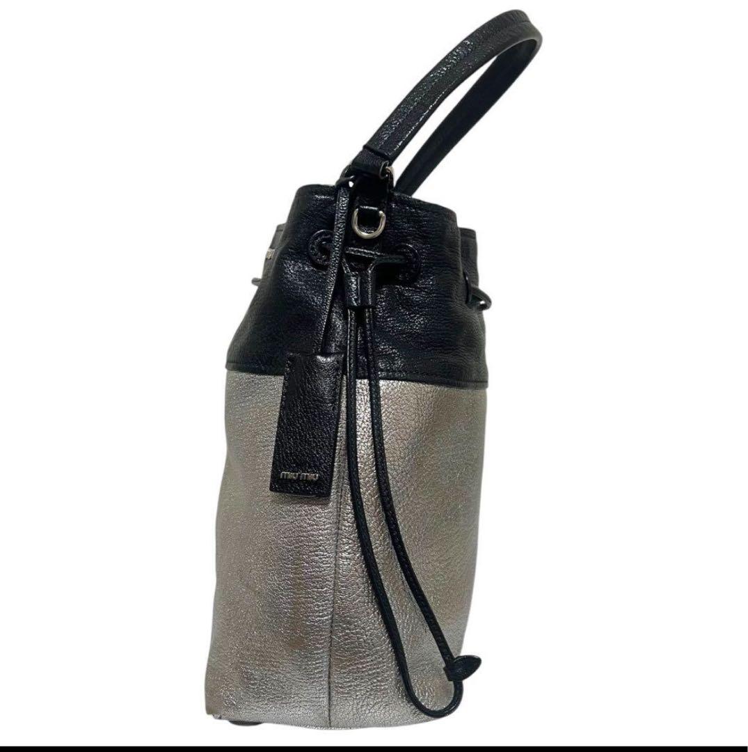 miu miu ハンドバッグ 巾着 レザー ブラック シルバー 肩掛け チャーム
