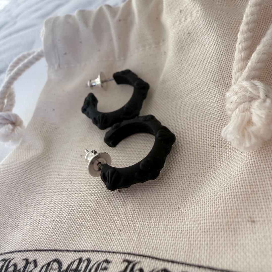 CHROME HEARTS クロスバンド フープ シリコン ピアス 黒