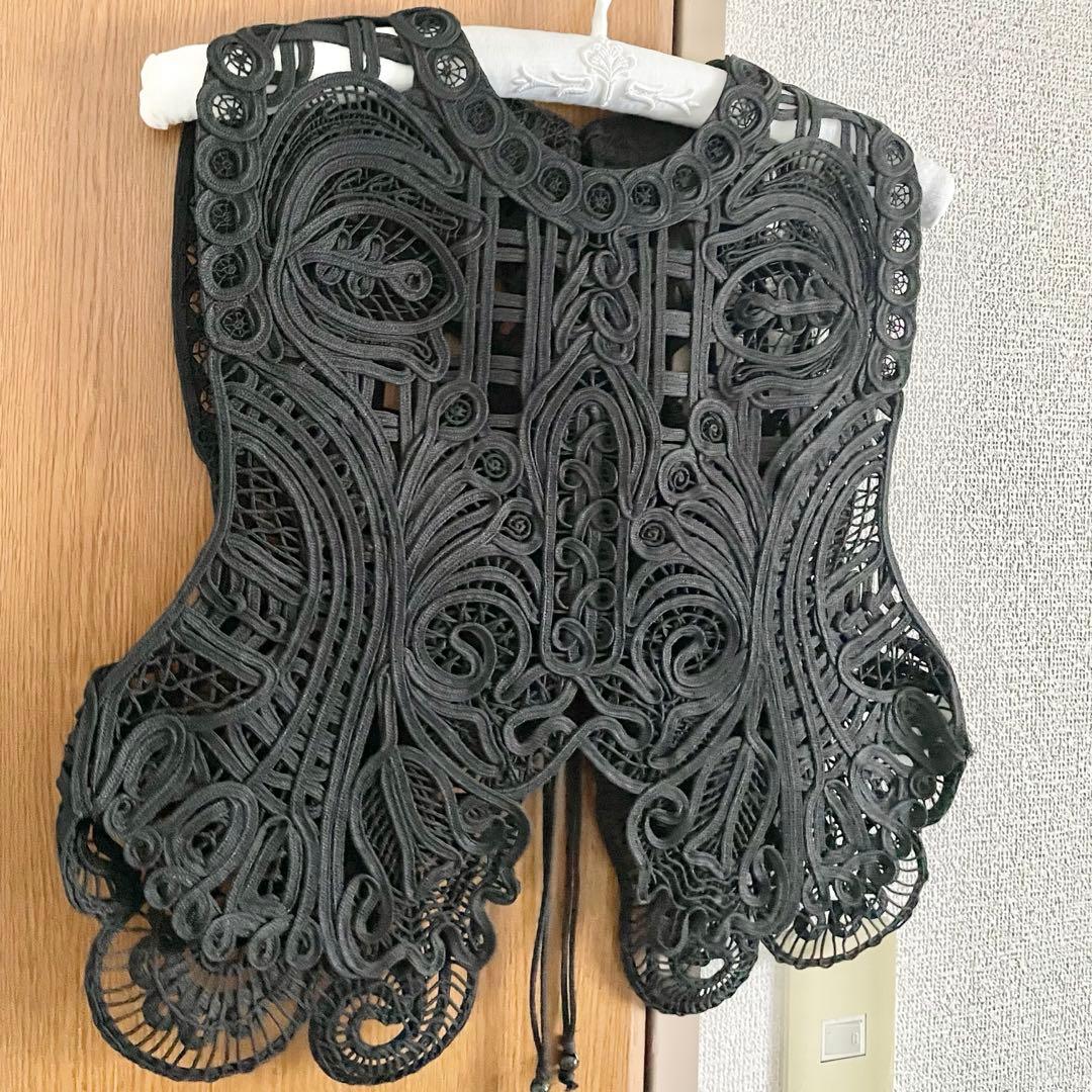 マメクロゴウチ コード刺繍 ベスト ブラック