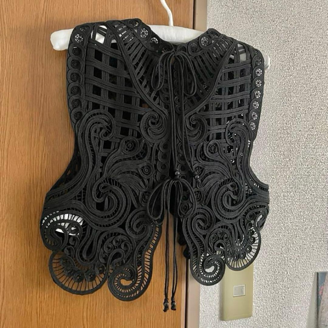 マメクロゴウチ コード刺繍 ベスト ブラック