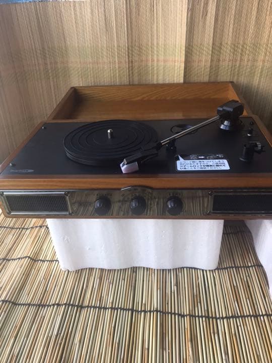 アンティーク調レコードプレイヤー／ラジオ