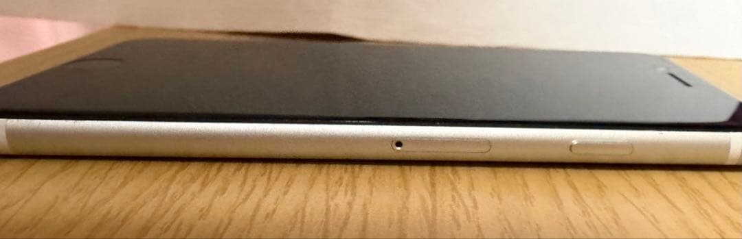 iphonese 第2世代 本体 未使用の充電ケーブル付ホームボタンある機種です