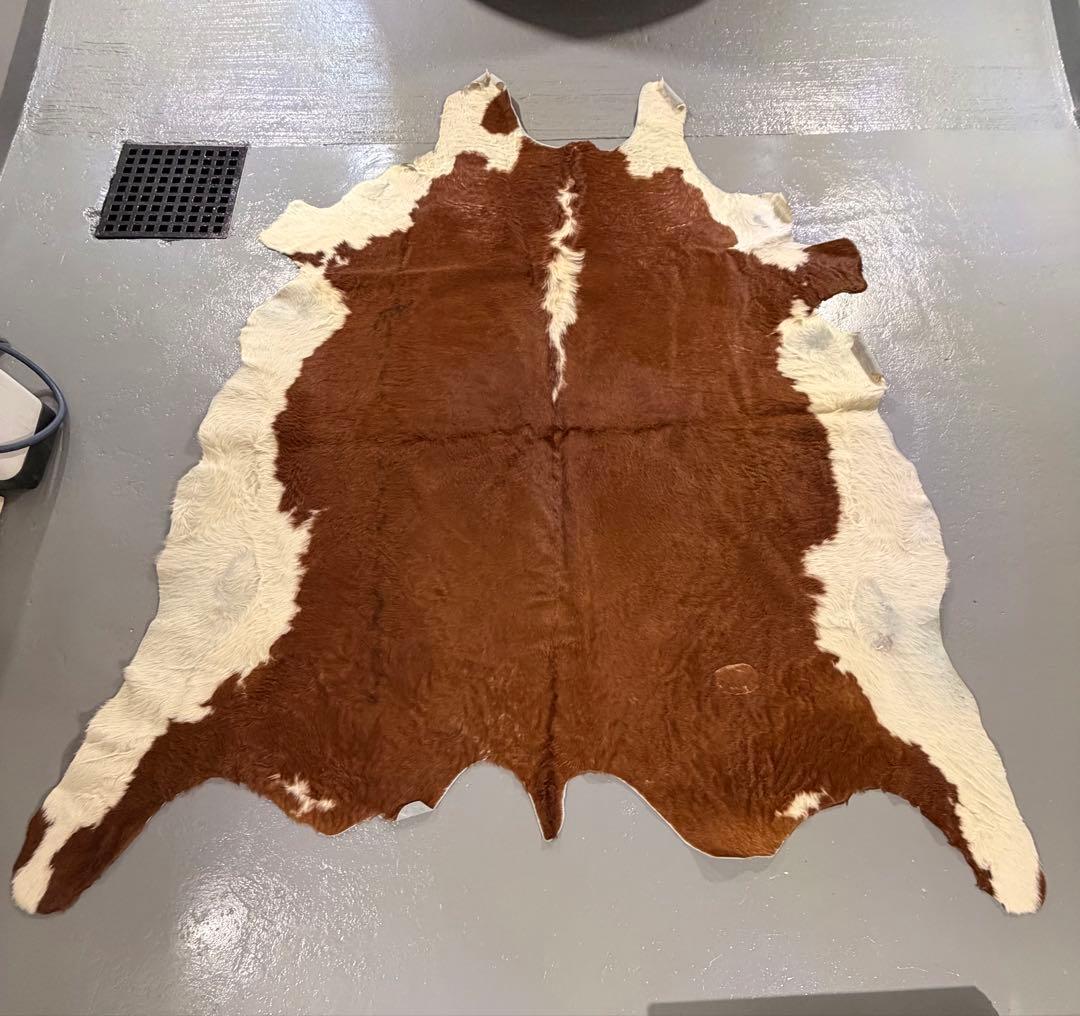 本革製　牛革ラグ 茶色と白