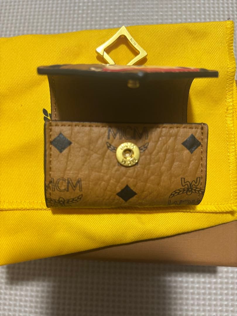 MCM×クレヨンしんちゃん　AirPods Pro ケース