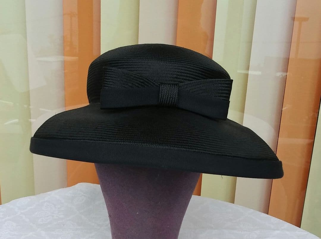 帽子　黒地に正面に黒リボン