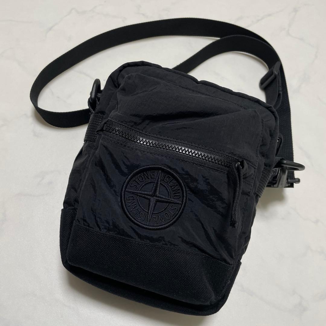 STONE  ECONYLショルダーバッグ BLACK