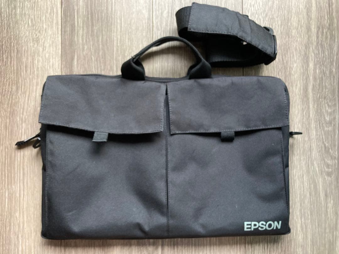 薄型軽量！EPSON EB-1776W 映像がキレイで持ち運びがらくらく