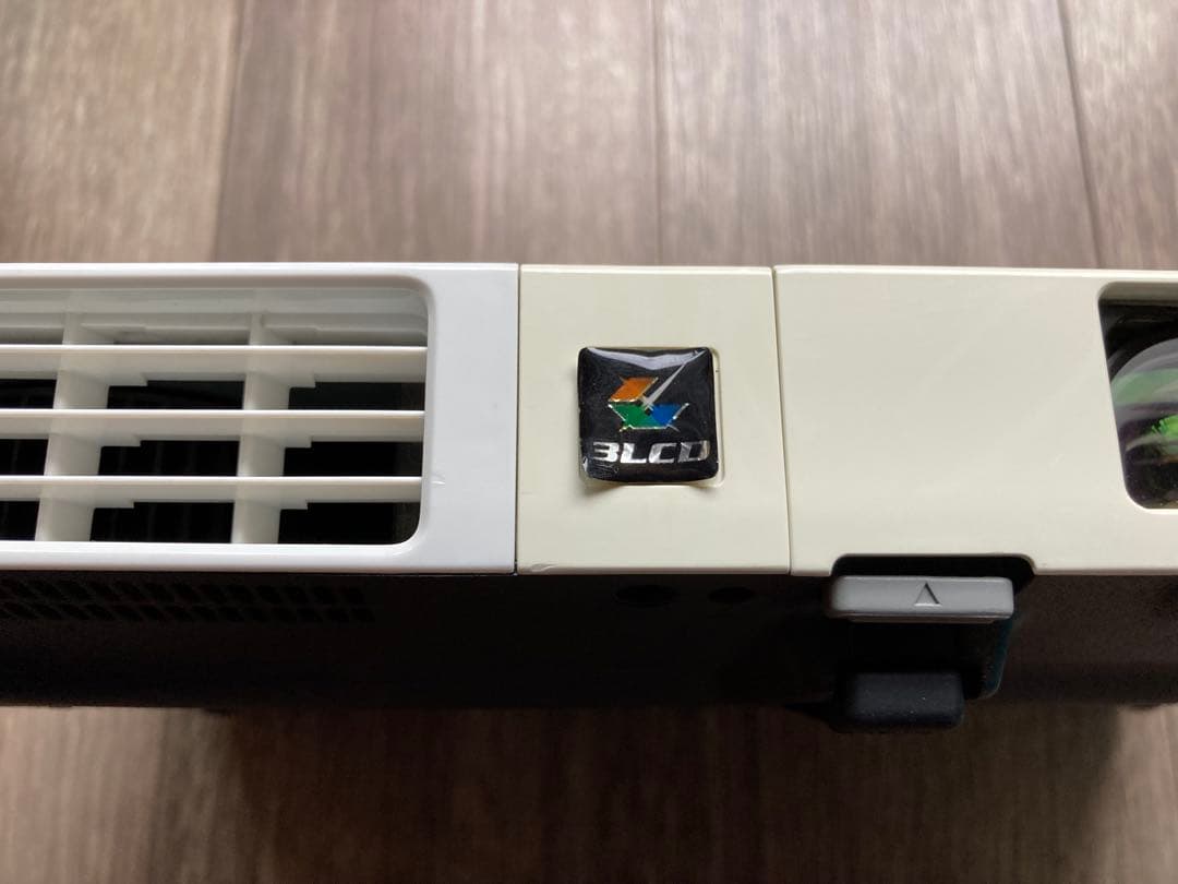 薄型軽量！EPSON EB-1776W 映像がキレイで持ち運びがらくらく