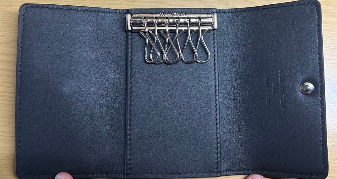 Louis Vuitton ブラック レザー キーケース