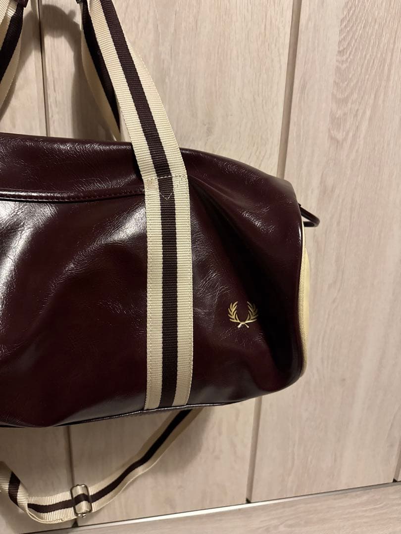 FRED PERRYバーガンディ バレルバッグ