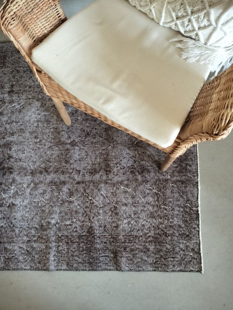 グレーのオーバーダイヴィンテージラグ　縁アリフラワー　No.683