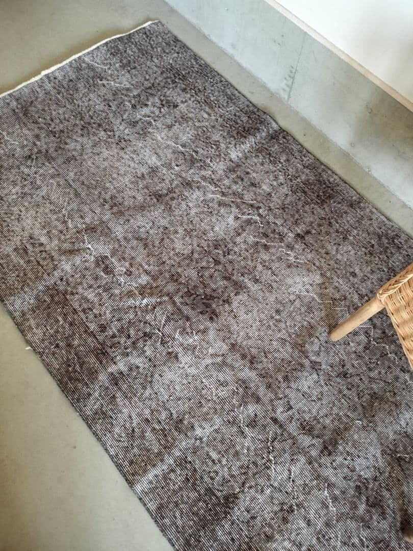 グレーのオーバーダイヴィンテージラグ　縁アリフラワー　No.683