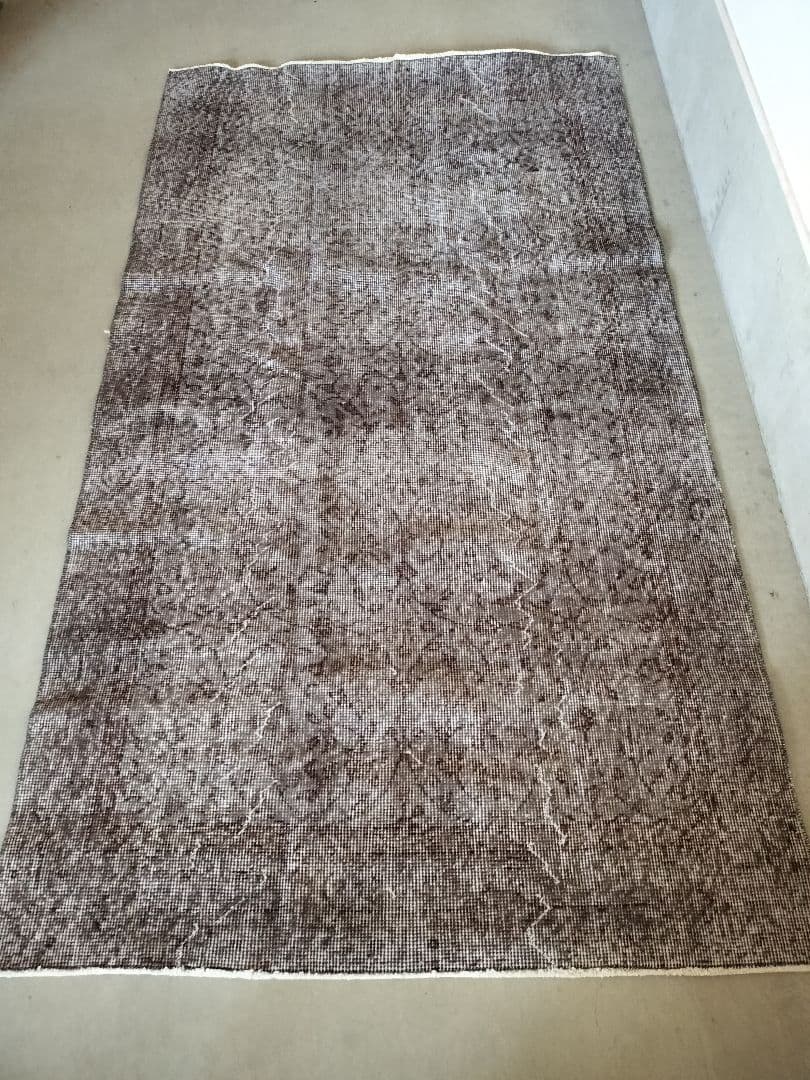 グレーのオーバーダイヴィンテージラグ　縁アリフラワー　No.683