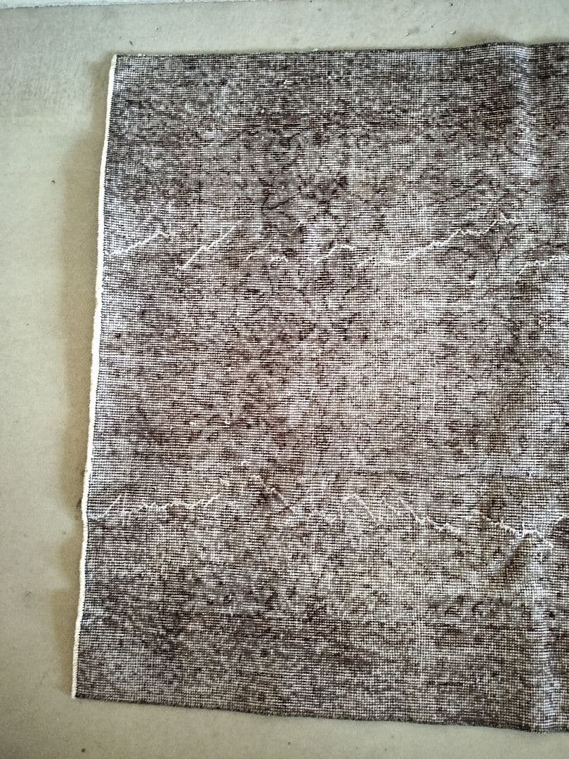 グレーのオーバーダイヴィンテージラグ　縁アリフラワー　No.683