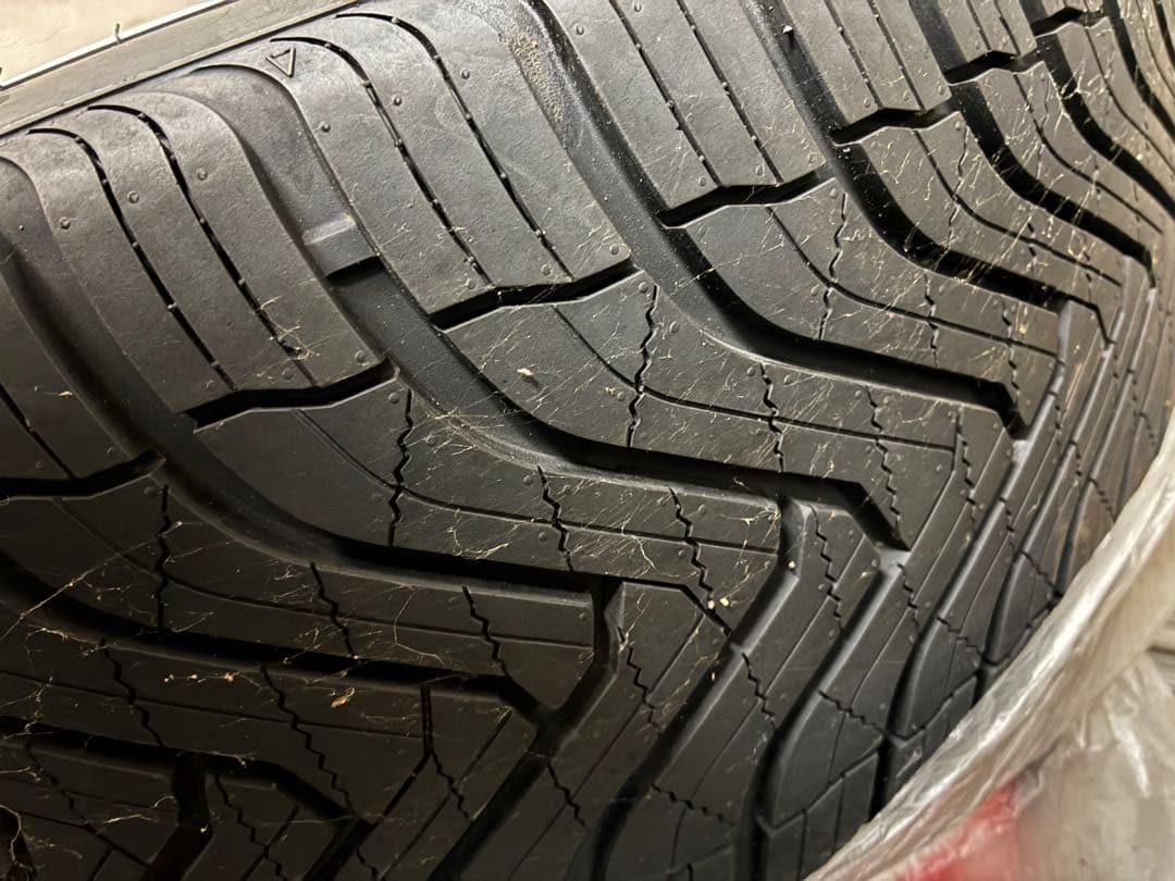 【新品に近い】18インチオールシーズンタイヤホイールセットBMW1シリーズF40