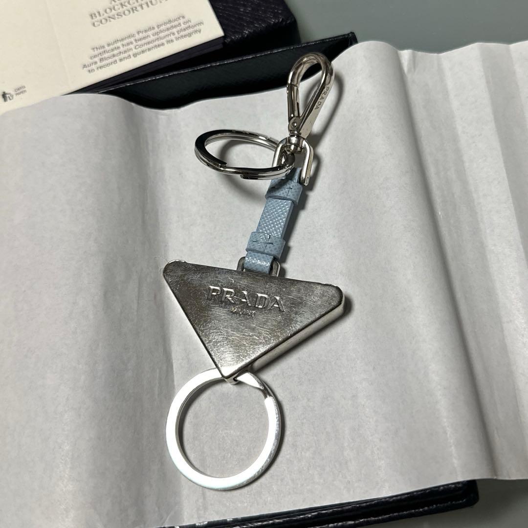 PRADA ゴールド三角形ロゴキーホルダー