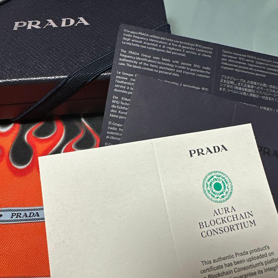 PRADA ゴールド三角形ロゴキーホルダー