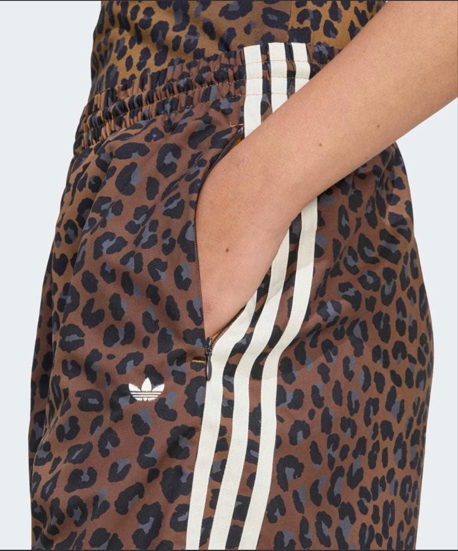 アディダス ヒョウ柄 ワイドパンツ