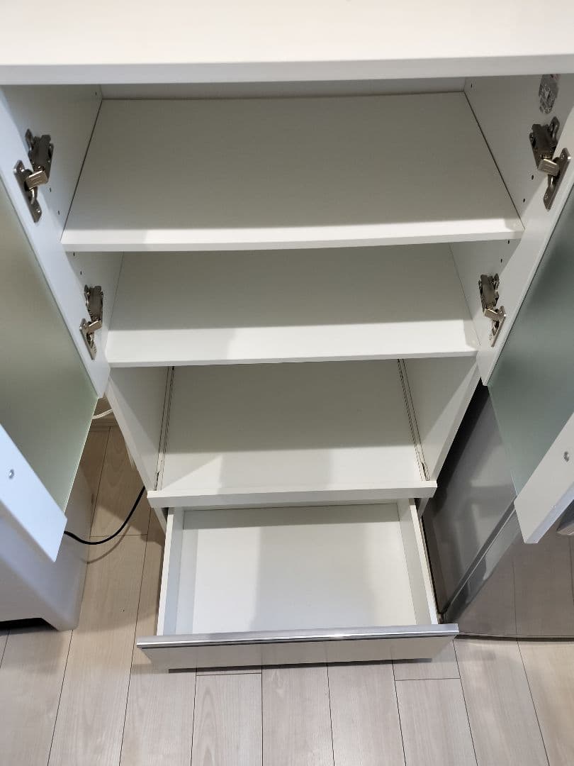 堕天使様用　ニトリ　ホワイト食器棚 ガラス扉付き 2段棚