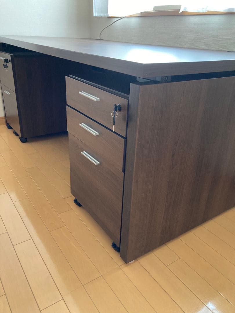 塚*本様 役員用平机、ダークブラウン色、独立キャスター引き出し付き(組立て要,バ