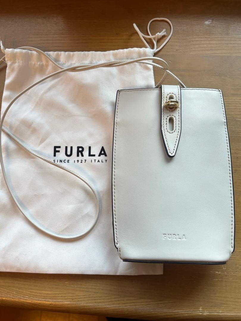 FURLA ホワイトレザーポシェット