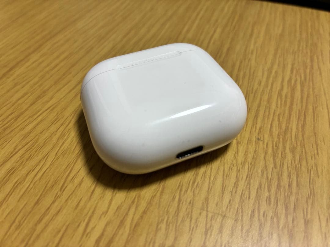 Apple AirPods 4本体 充電ケース付き　ノイズキャンセリング非搭載