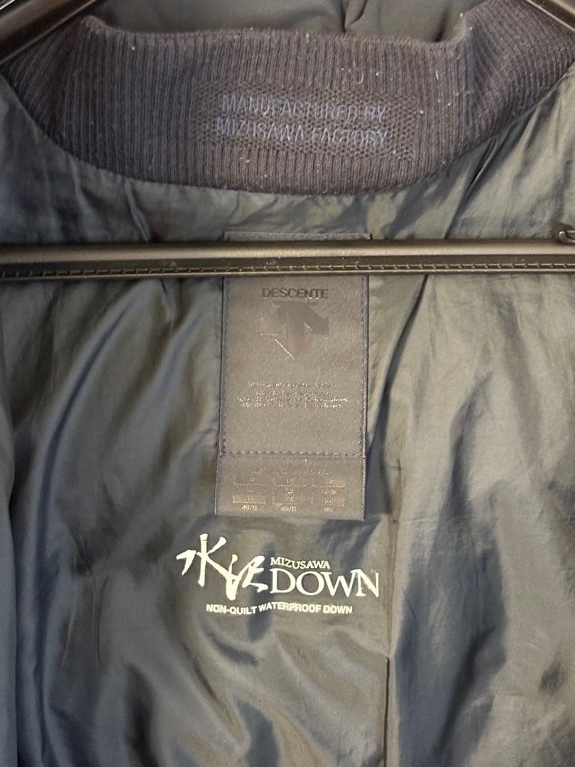 水沢ダウン DESCENTE　ダウンジャケット　ネイビー　Mサイズ