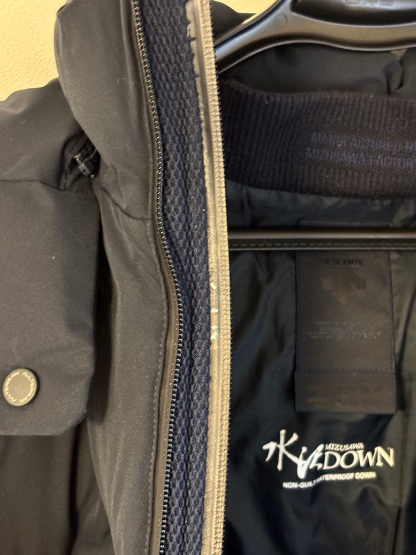 水沢ダウン DESCENTE　ダウンジャケット　ネイビー　Mサイズ