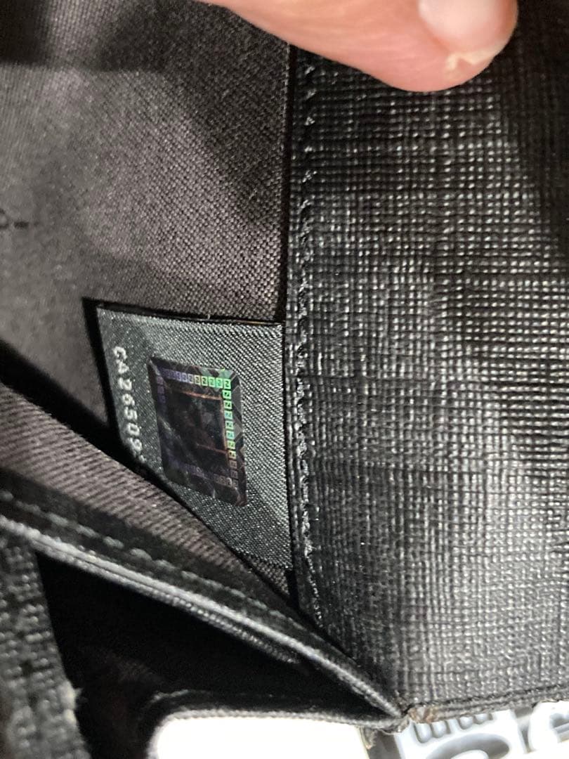 FENDIブラック 長財布 金属製ロゴプレート付き