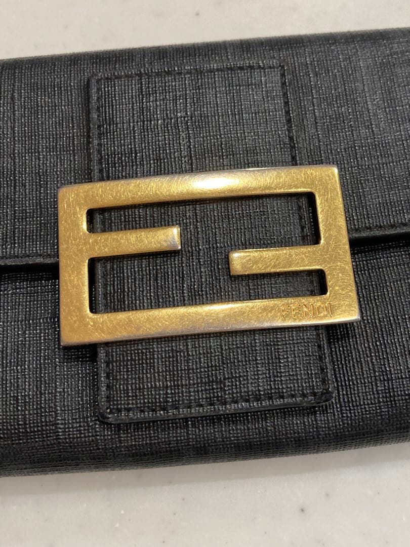 FENDIブラック 長財布 金属製ロゴプレート付き