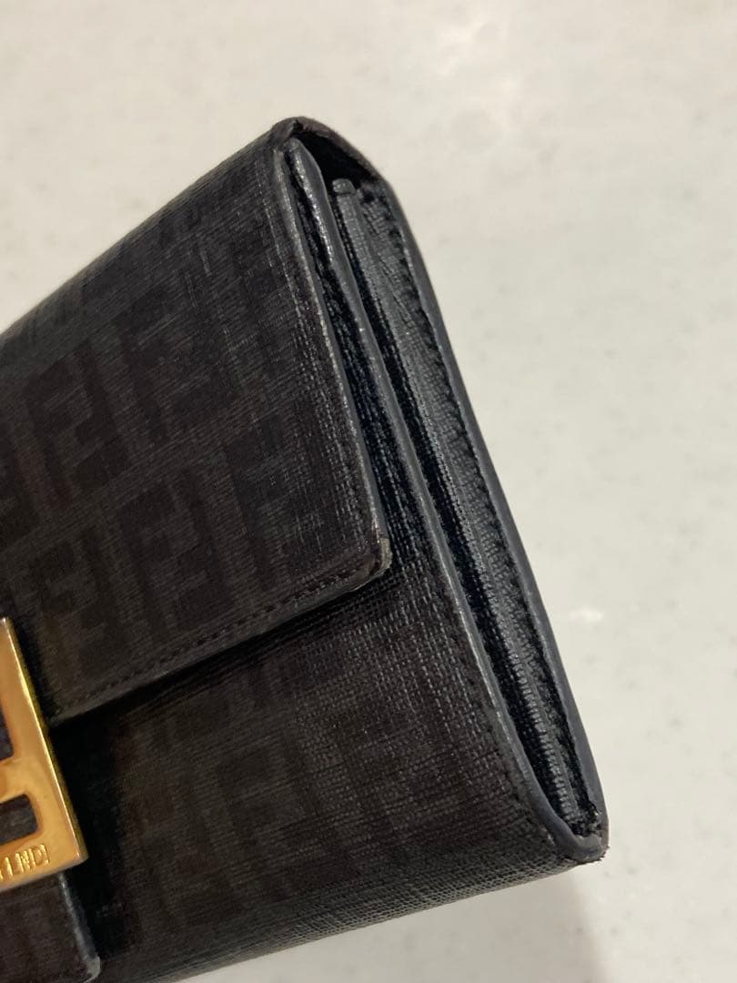 FENDIブラック 長財布 金属製ロゴプレート付き