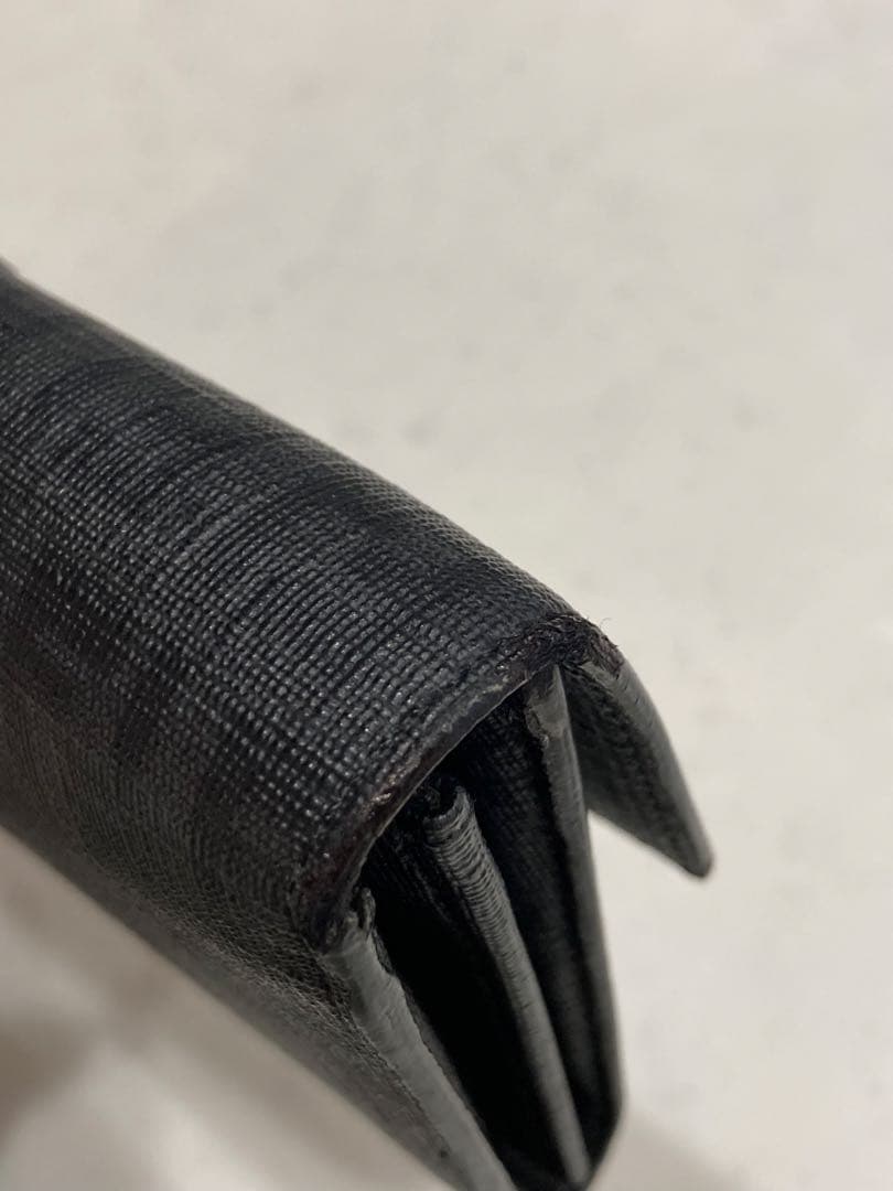 FENDIブラック 長財布 金属製ロゴプレート付き