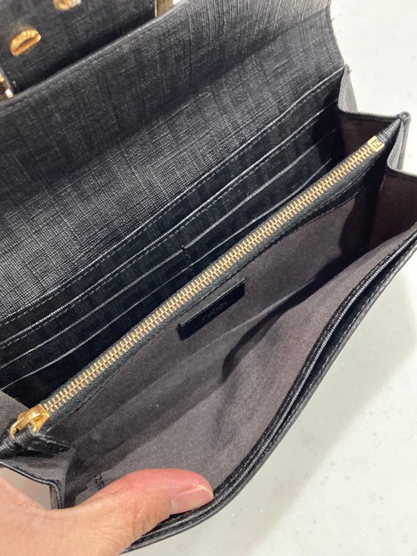 FENDIブラック 長財布 金属製ロゴプレート付き