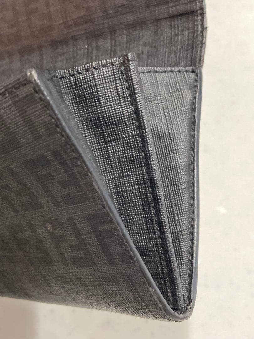 FENDIブラック 長財布 金属製ロゴプレート付き